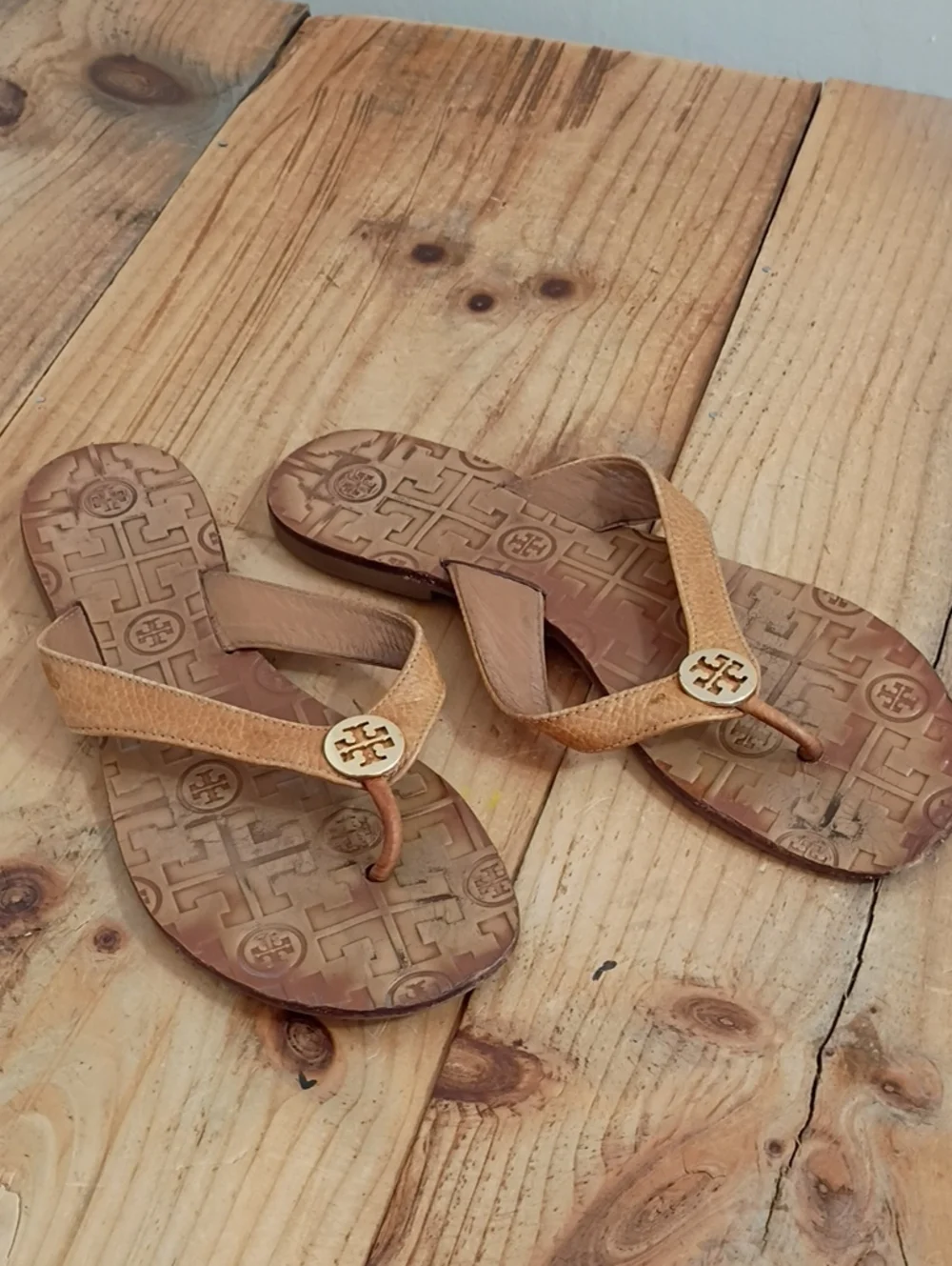 Tory Burch Thora Tan Leather Logo Thong Flat Sandals Fits Size 7.5-8
